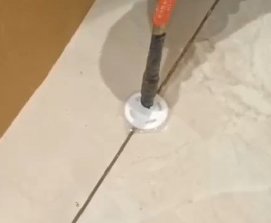 七星关瓷砖空鼓维修公司专业解答瓷砖在铺贴过程中，如果没有涂抹均匀到位的粘结材料（如水泥砂浆或瓷砖胶），可能会导致以下问题